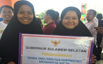 Disaksikan Ribuan Orang, Gubernur Sulsel Berikan Penghargaan Santri SMAS Darul Falah Enrekang